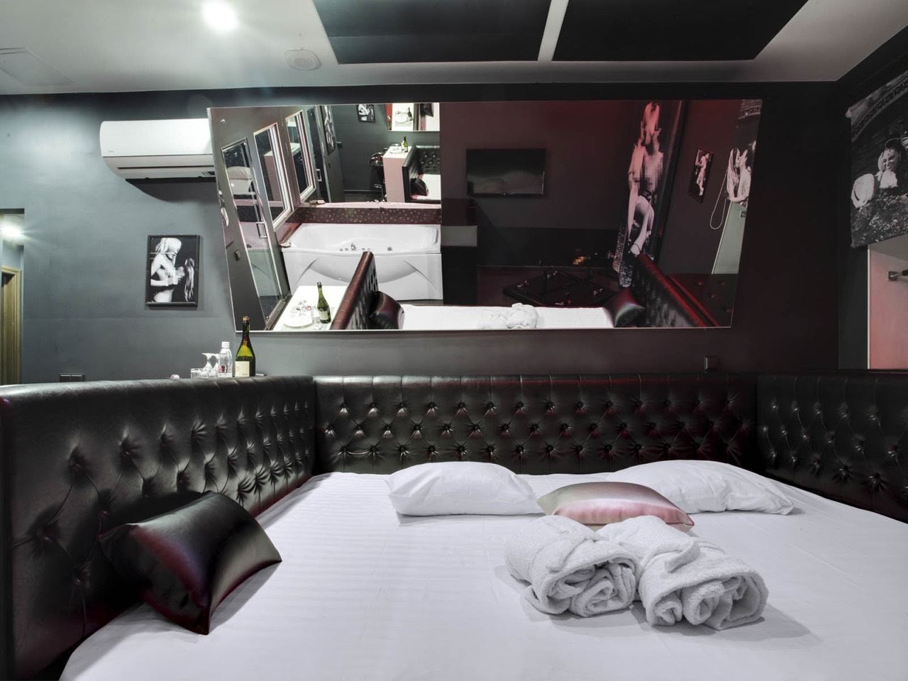 Премиум «Свинг» на Васильевском острове: широкая кровать и зеркало с видом на джакузи